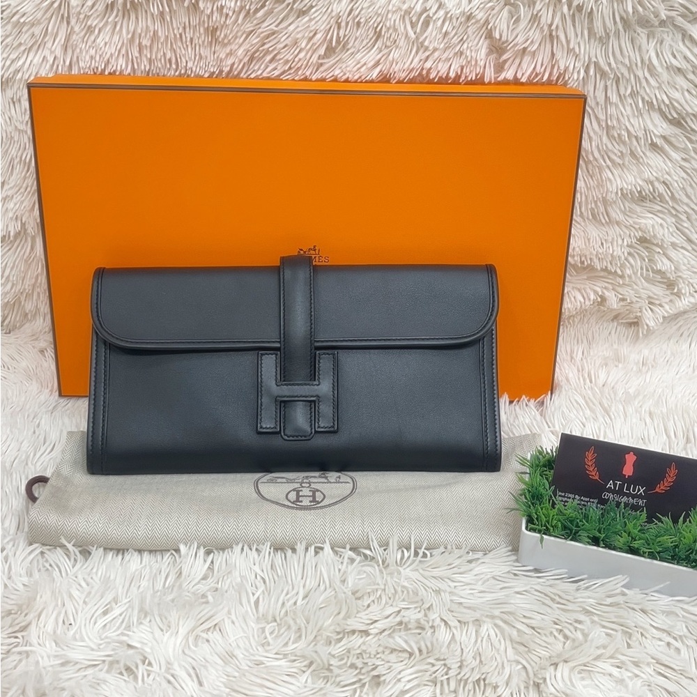 Authentic Hermes Jige elan 29 Clutch in Black Swift calfskin leather.